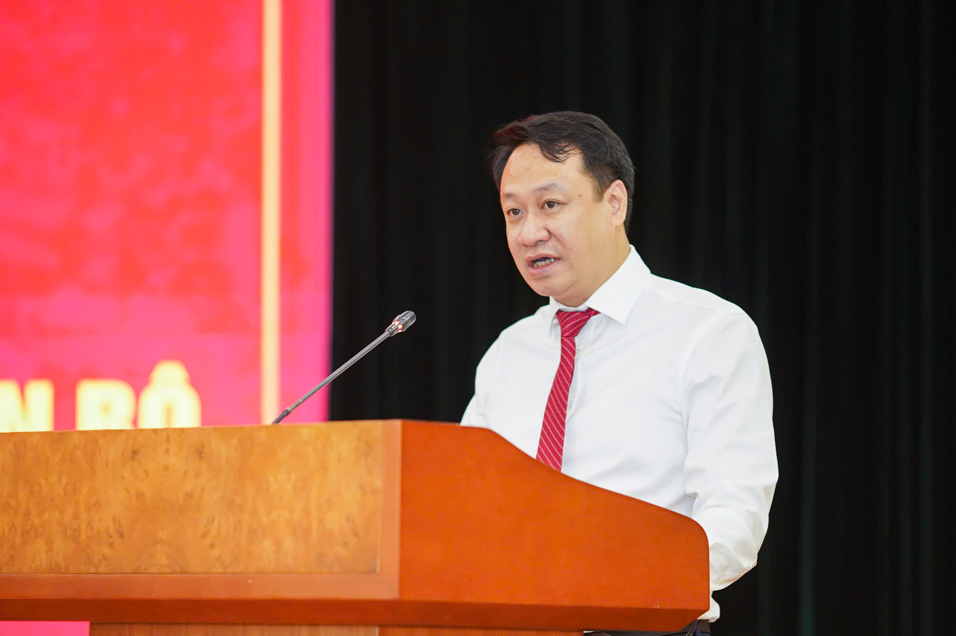 Bộ trưởng Bộ X&acirc;y dựng Trần Hồng Minh trao quyết định điều động, bổ nhiệm 11 c&aacute;n bộ- Ảnh 3.