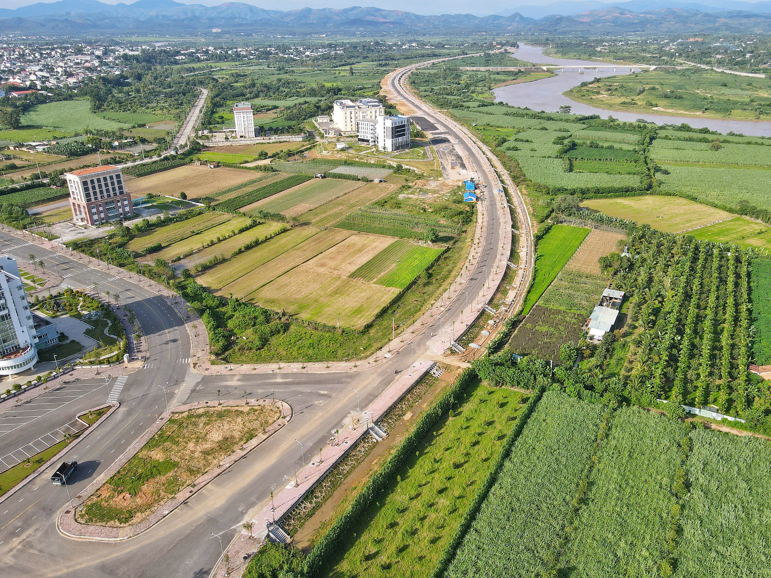 Quảng Ng&atilde;i ho&agrave;n th&agrave;nh tuyến k&egrave; gần 500 tỷ đồng, mở rộng kh&ocirc;ng gian đ&ocirc; thị- Ảnh 1.