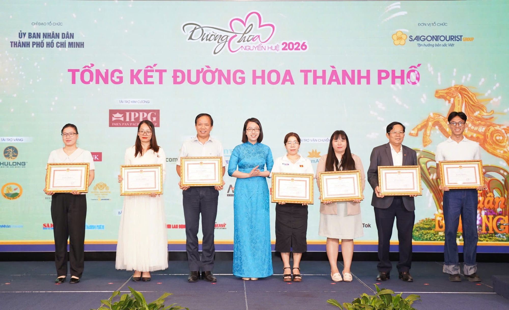 B&aacute;o X&acirc;y dựng được TP.HCM khen thưởng v&igrave; tuy&ecirc;n truyền đường hoa Nguyễn Huệ- Ảnh 1.