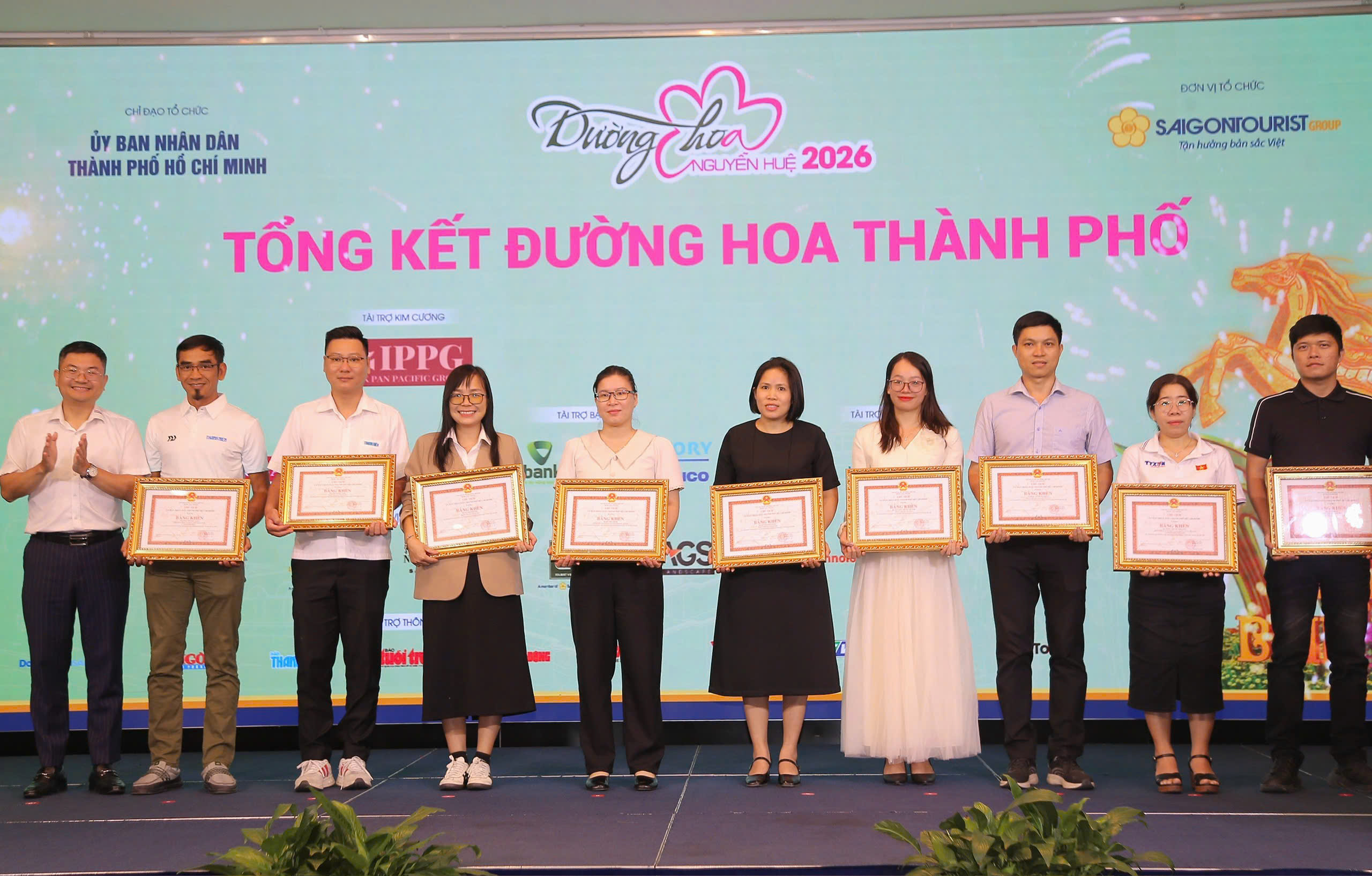 B&aacute;o X&acirc;y dựng được TP.HCM khen thưởng v&igrave; tuy&ecirc;n truyền đường hoa Nguyễn Huệ- Ảnh 2.