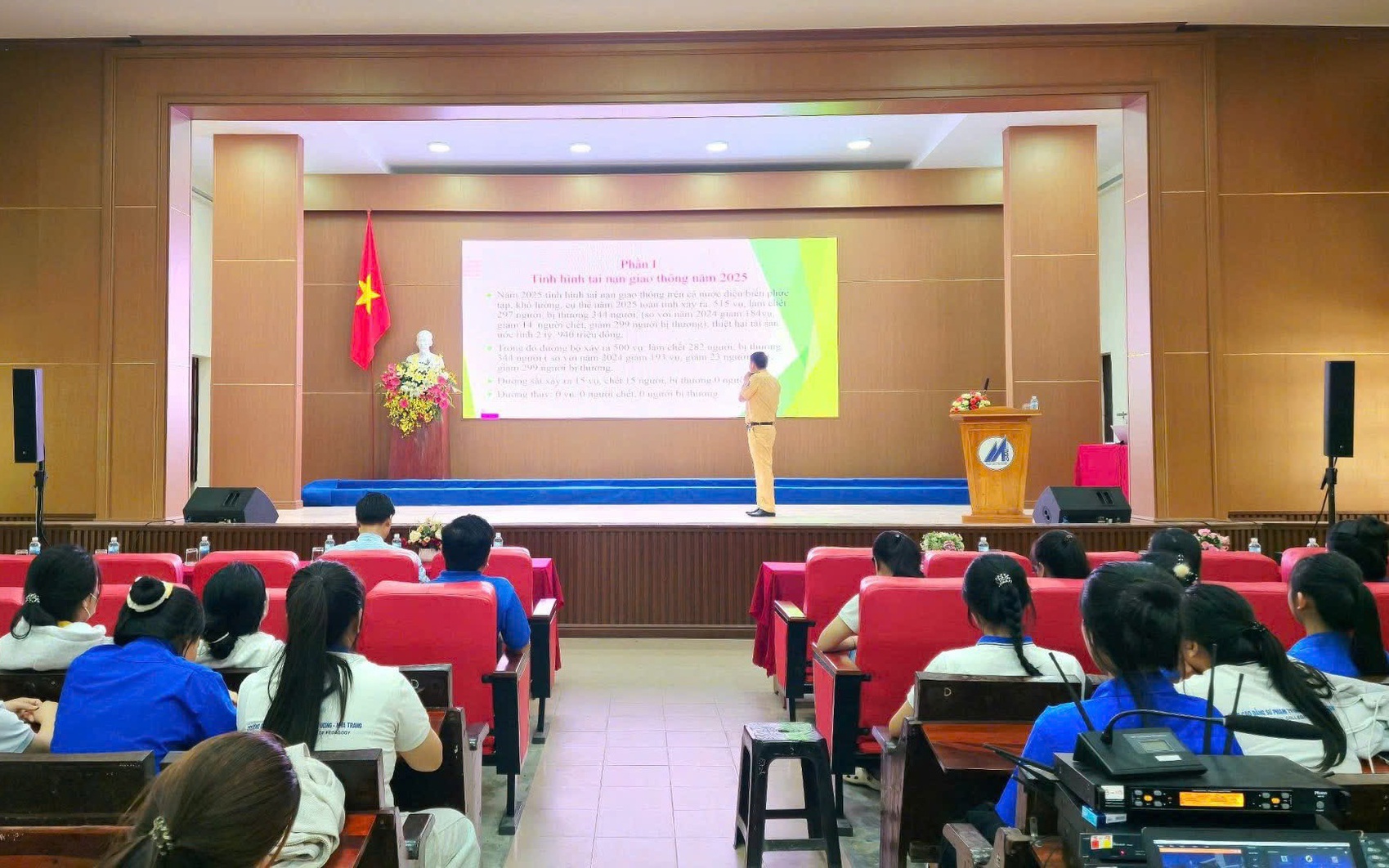 CSGT Kh&aacute;nh H&ograve;a tuy&ecirc;n truyền an to&agrave;n giao th&ocirc;ng cho hơn 1.300 học sinh- Ảnh 3.