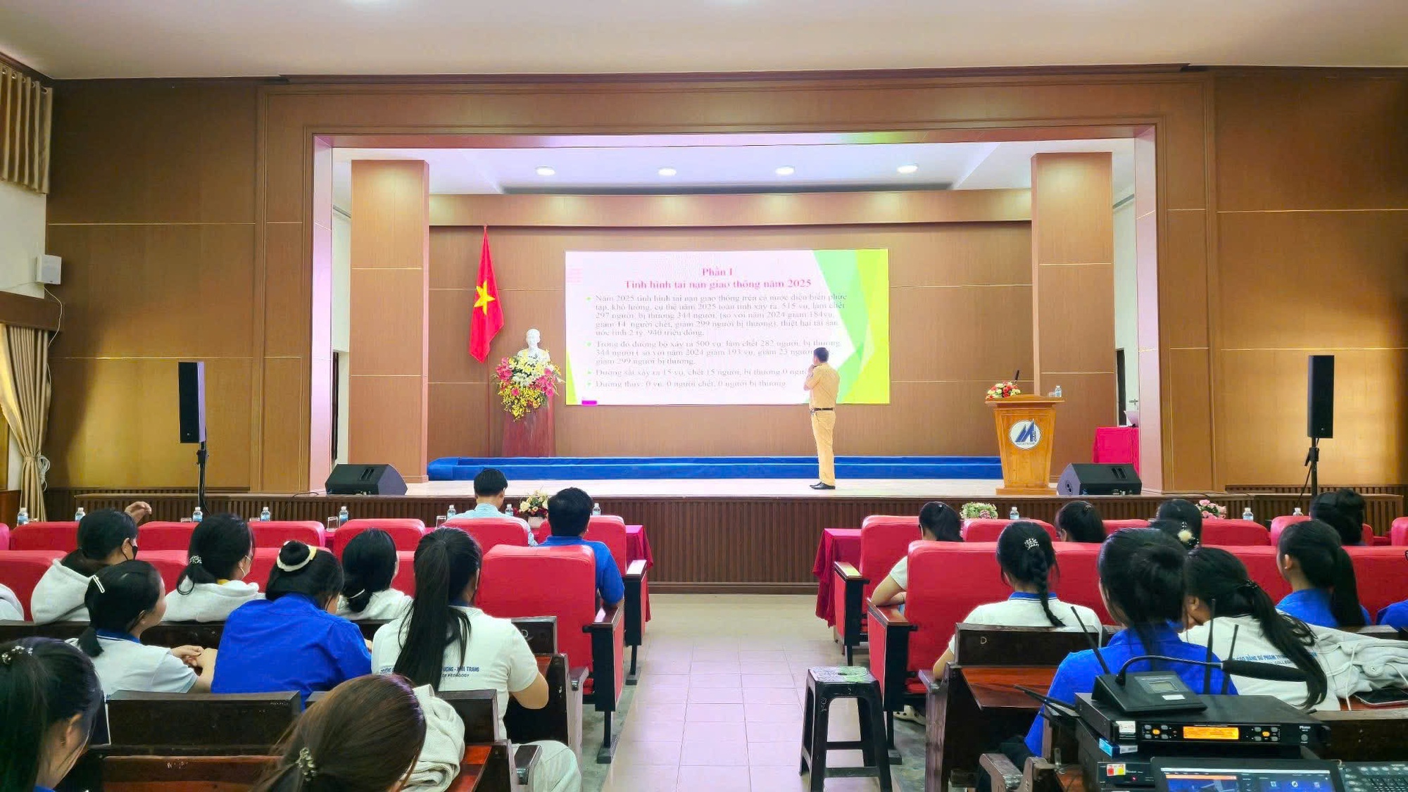 CSGT Kh&aacute;nh H&ograve;a tuy&ecirc;n truyền ph&aacute;p luật ATGT cho hơn 800 sinh vi&ecirc;n Trường CĐSP Trung ương- Ảnh 1.