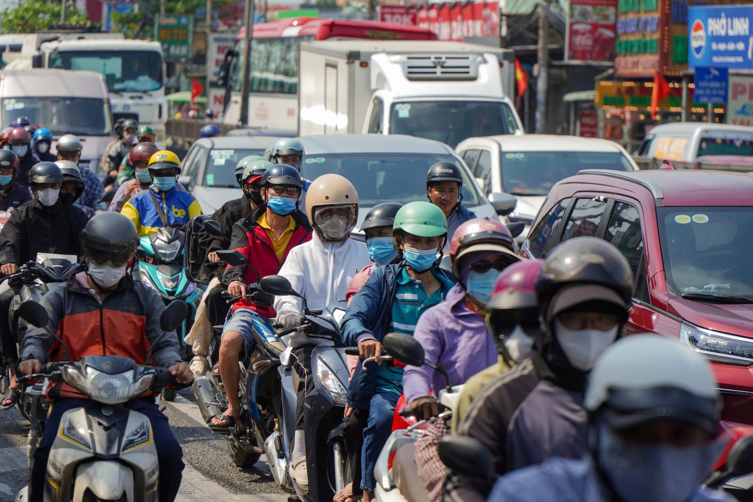 TP.HCM đồng loạt ra qu&acirc;n bảo đảm an to&agrave;n giao th&ocirc;ng dịp lễ 30/4, 1/5- Ảnh 2.