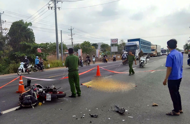 Hiện trường vụ tai nạn giao th&ocirc;ng khiến hai người thương vong - Ảnh: P.Đ.