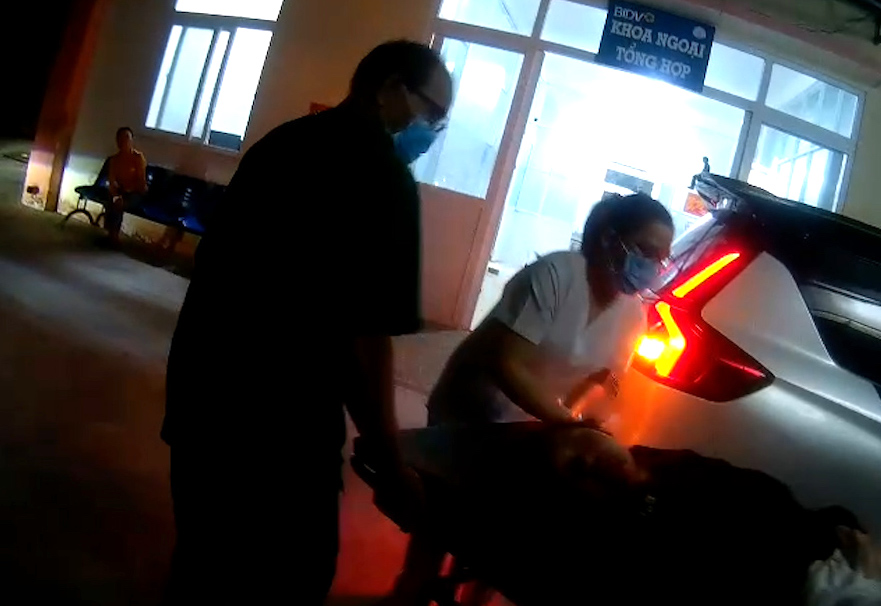 Đắk Lắk: CSGT kịp thời dẫn đường đưa 2 học sinh bị nạn đi cấp cứu- Ảnh 2.