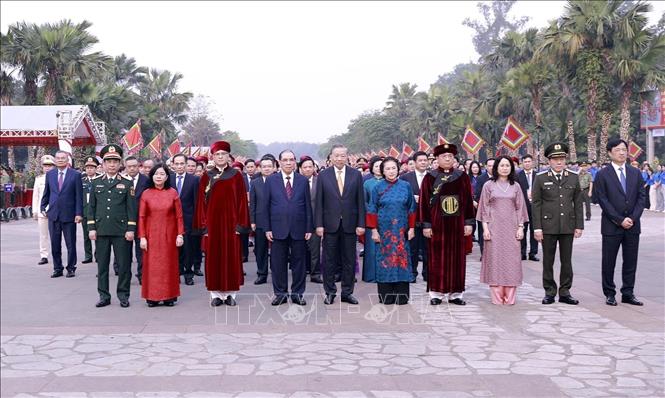 Tổng B&iacute; thư, Chủ tịch nước T&ocirc; L&acirc;m d&acirc;ng hương tưởng niệm c&aacute;c vua H&ugrave;ng- Ảnh 4.