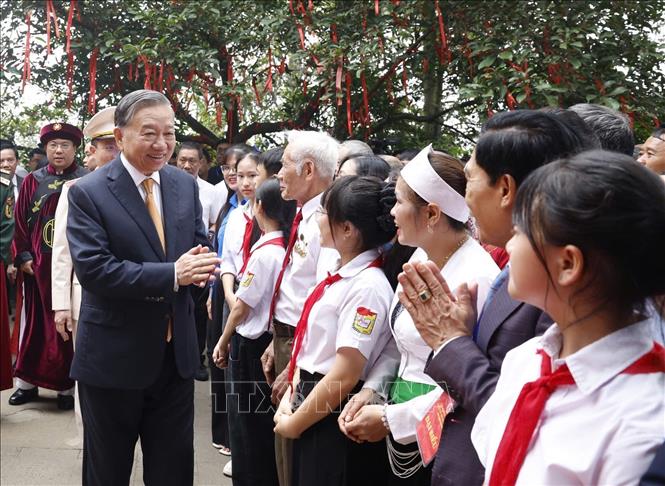 Tổng B&iacute; thư, Chủ tịch nước T&ocirc; L&acirc;m d&acirc;ng hương tưởng niệm c&aacute;c vua H&ugrave;ng- Ảnh 14.