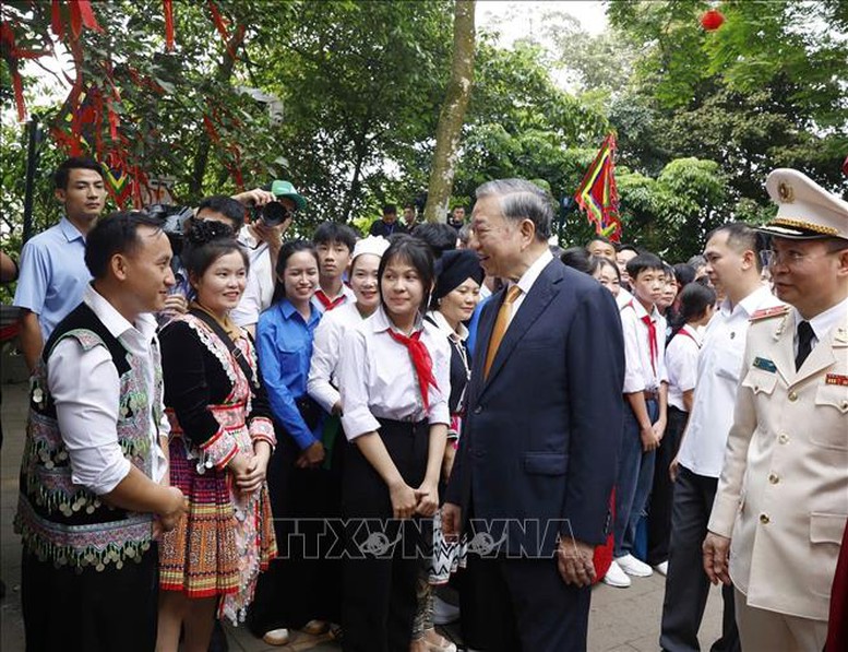 Tổng B&iacute; thư, Chủ tịch nước T&ocirc; L&acirc;m gặp gỡ, n&oacute;i chuyện với b&agrave; con tại Đền H&ugrave;ng- Ảnh 2.