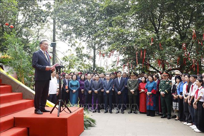 Tổng B&iacute; thư, Chủ tịch nước T&ocirc; L&acirc;m gặp gỡ, n&oacute;i chuyện với b&agrave; con tại Đền H&ugrave;ng- Ảnh 1.