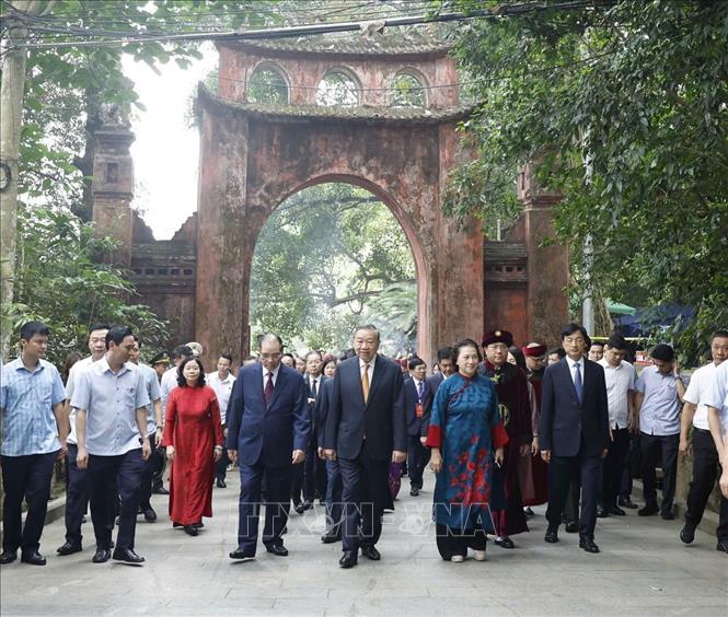 Tổng B&iacute; thư, Chủ tịch nước T&ocirc; L&acirc;m d&acirc;ng hương tưởng niệm c&aacute;c vua H&ugrave;ng- Ảnh 1.
