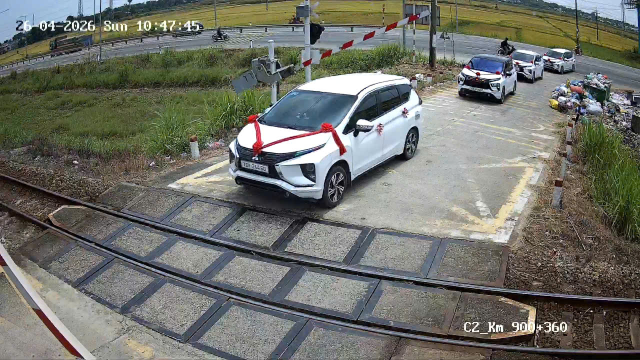 CSGT Quảng Ng&atilde;i phạt h&agrave;nh ch&iacute;nh t&agrave;i xế cố t&igrave;nh vượt r&agrave;o chắn khi t&agrave;u đang đến- Ảnh 1.