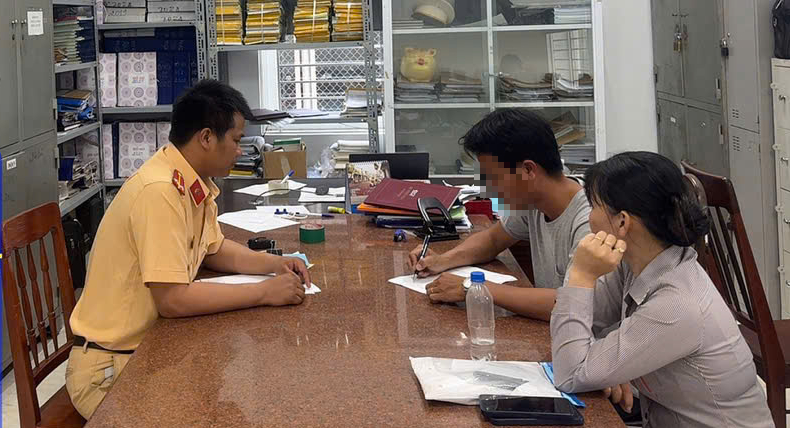 CSGT Quảng Ng&atilde;i phạt h&agrave;nh ch&iacute;nh t&agrave;i xế cố t&igrave;nh vượt r&agrave;o chắn khi t&agrave;u đang đến- Ảnh 2.