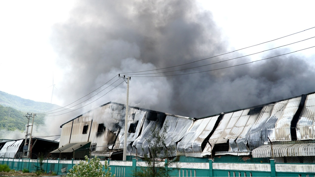 Gia Lai: Ch&aacute;y lớn tại hai doanh nghiệp trong Khu c&ocirc;ng nghiệp Nhơn Hội- Ảnh 2.