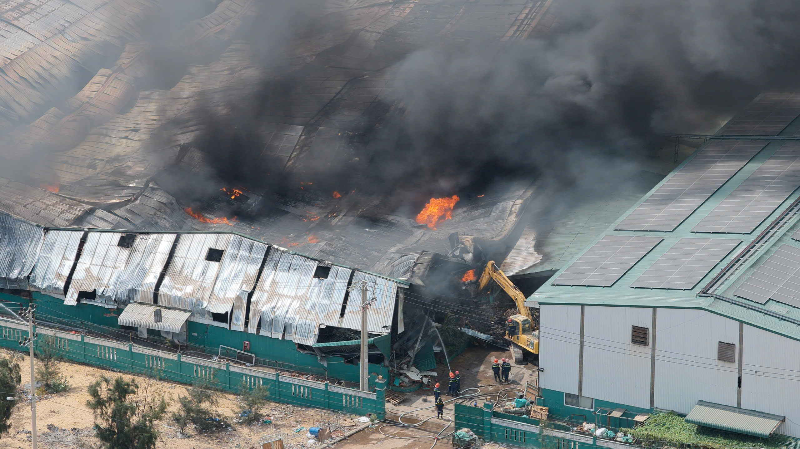 Gia Lai: Ch&aacute;y lớn tại hai doanh nghiệp trong Khu c&ocirc;ng nghiệp Nhơn Hội- Ảnh 1.