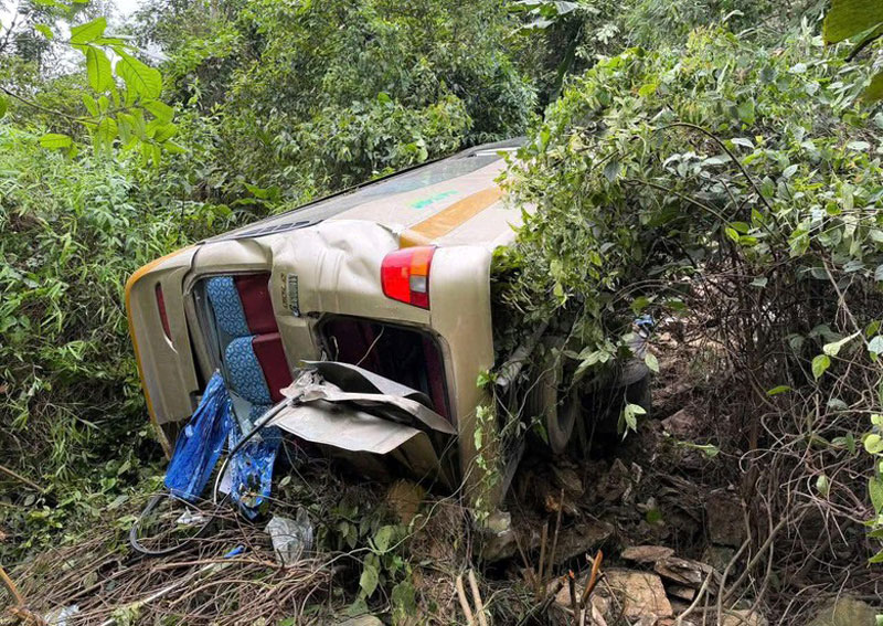 &Ocirc; t&ocirc; kh&aacute;ch lao xuống vực ở x&atilde; V&acirc;n Hồ, Sơn La - Ảnh: CACC.