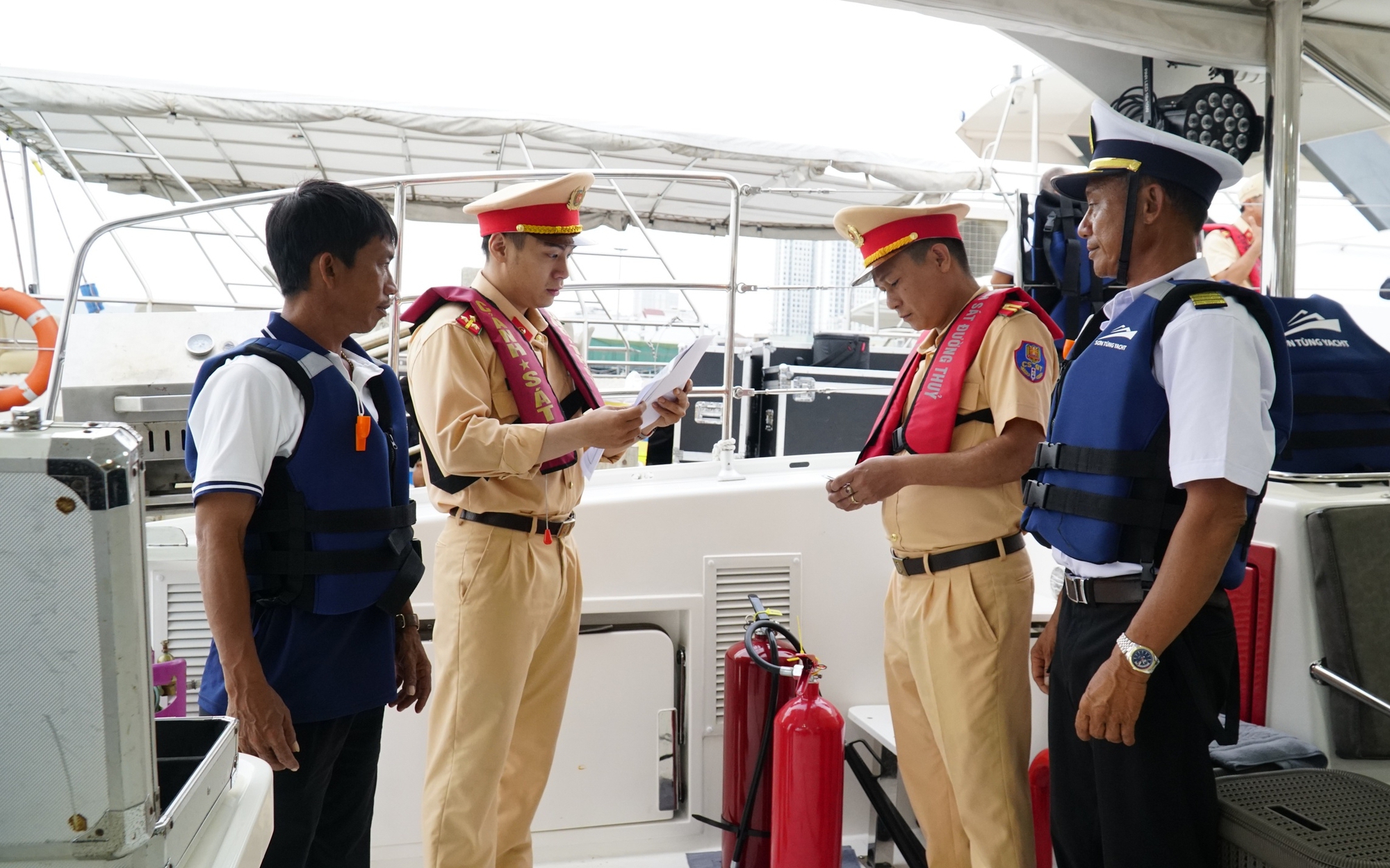 Đại tướng Nguyễn Trọng Nghĩa thăm, tặng qu&agrave; gia đ&igrave;nh ch&iacute;nh s&aacute;ch tại Gia Lai- Ảnh 6.