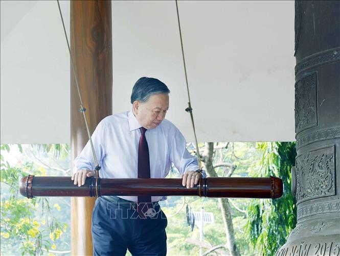 Tổng B&iacute; thư, Chủ tịch nước T&ocirc; L&acirc;m d&acirc;ng hương tại Nghĩa trang Liệt sĩ T&acirc;n Bi&ecirc;n- Ảnh 2.