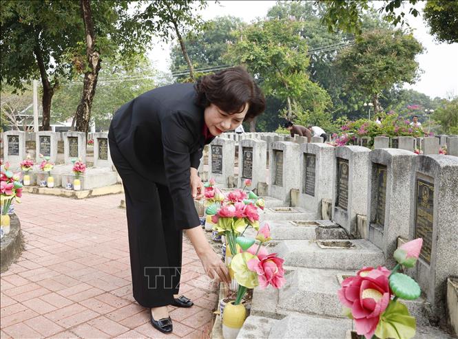 Tổng B&iacute; thư, Chủ tịch nước T&ocirc; L&acirc;m d&acirc;ng hương tại Nghĩa trang Liệt sĩ T&acirc;n Bi&ecirc;n- Ảnh 3.