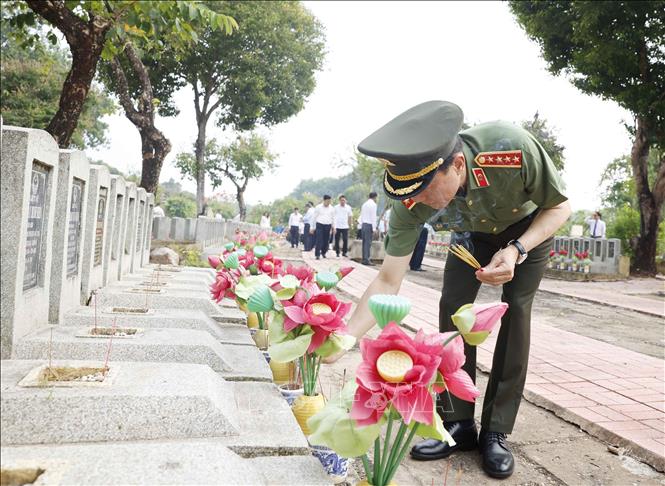 Tổng B&iacute; thư, Chủ tịch nước T&ocirc; L&acirc;m d&acirc;ng hương tại Nghĩa trang Liệt sĩ T&acirc;n Bi&ecirc;n- Ảnh 4.