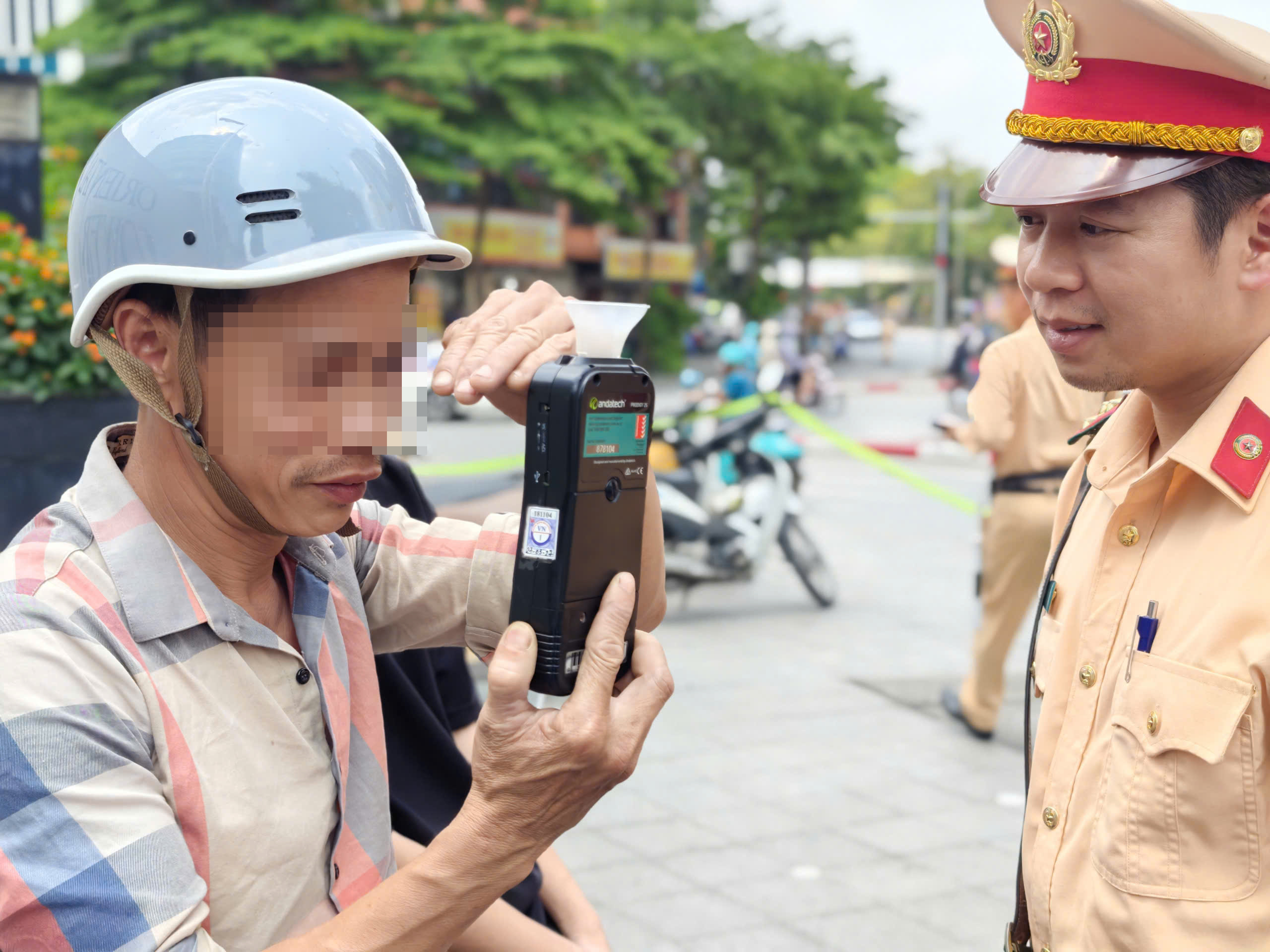 CSGT xử l&yacute; xuy&ecirc;n nghỉ lễ, nhiều t&agrave;i xế c&oacute; nồng độ cồn vượt mức "kịch khung" bị tạm giữ xe- Ảnh 3.