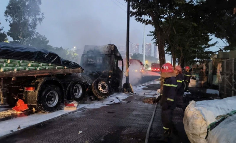 Lực lượng Cảnh s&aacute;t PCCC v&agrave; CNCH (PC07), C&ocirc;ng an TP.HCM triển khai phương &aacute;n chữa ch&aacute;y - Ảnh: Xu&acirc;n Minh.