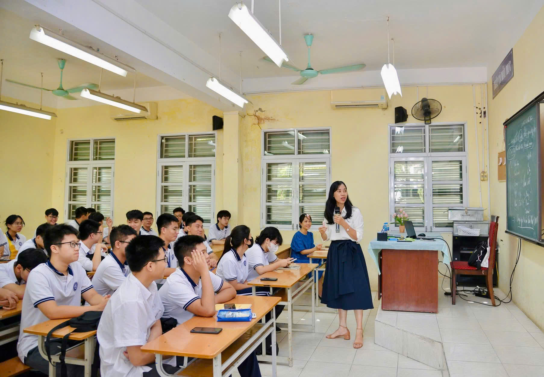 Trường n&agrave;o đ&ocirc;ng th&iacute; sinh đăng k&yacute; lớp 10 nhất H&agrave; Nội?- Ảnh 1.