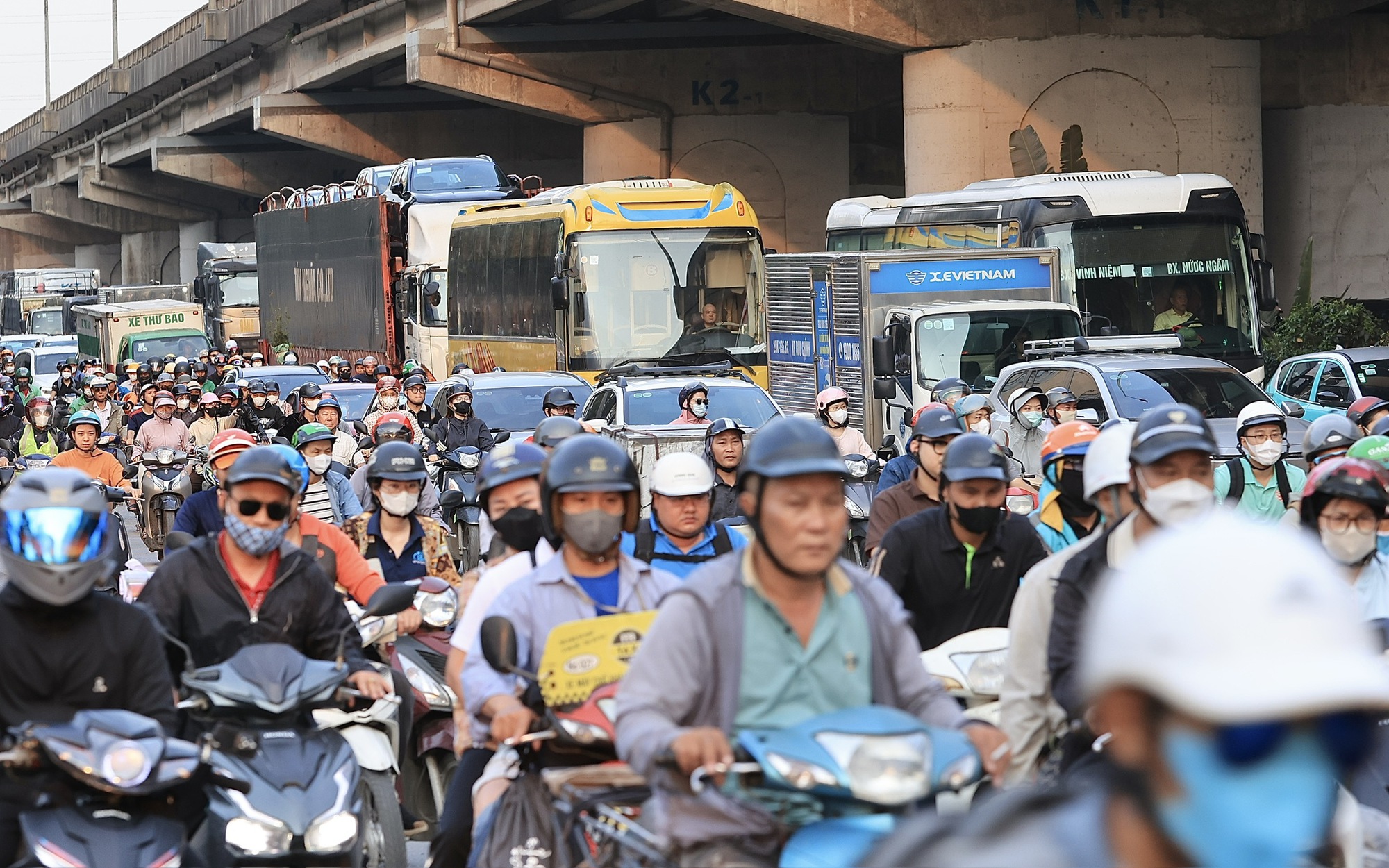 Ng&agrave;y đầu nghỉ lễ 30/4, cửa ng&otilde; ph&iacute;a Đ&ocirc;ng TP.HCM &ugrave;n tắc nhiều giờ, xe nối d&agrave;i h&agrave;ng kilomet- Ảnh 16.