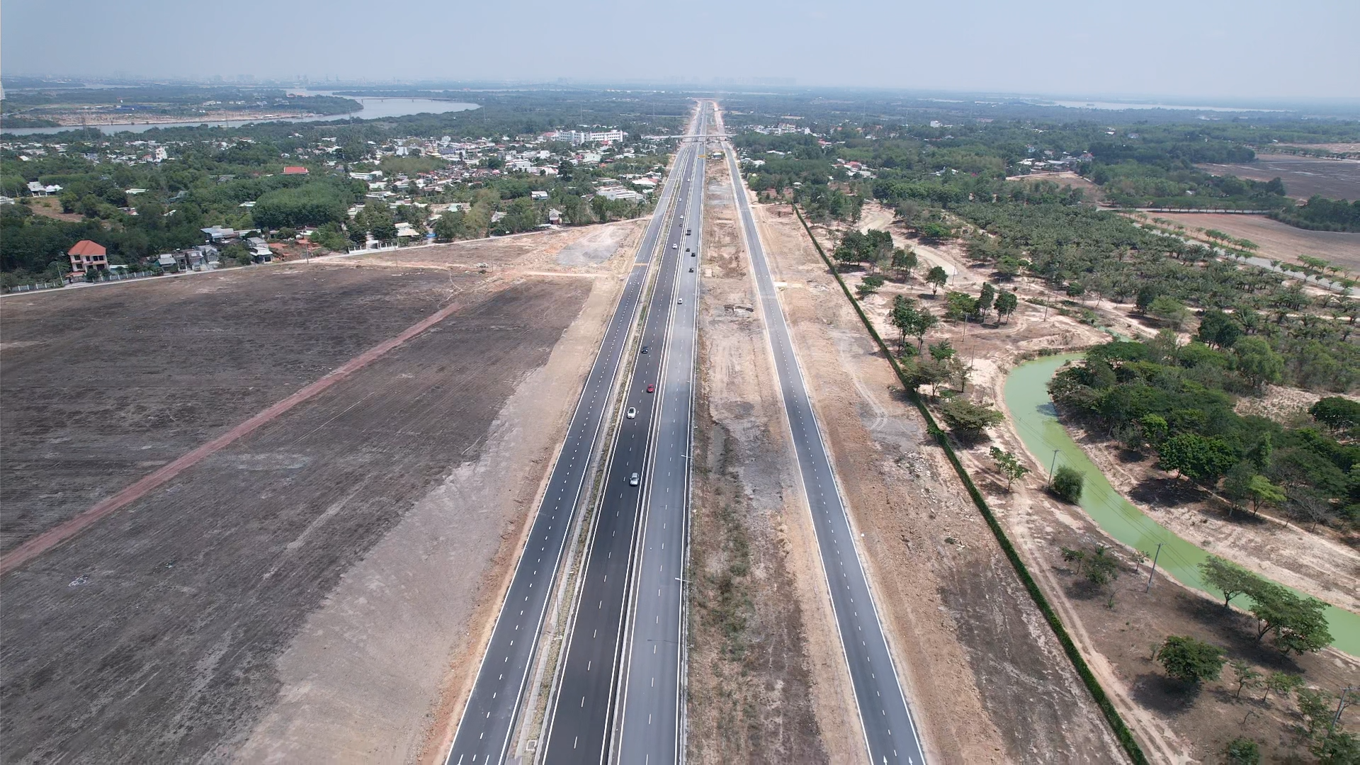 Ph&acirc;n luồng d&ograve;ng xe từ TP.HCM qua Nhơn Trạch, giảm &aacute;p lực cho QL51 dịp lễ 30/4-1/5- Ảnh 1.