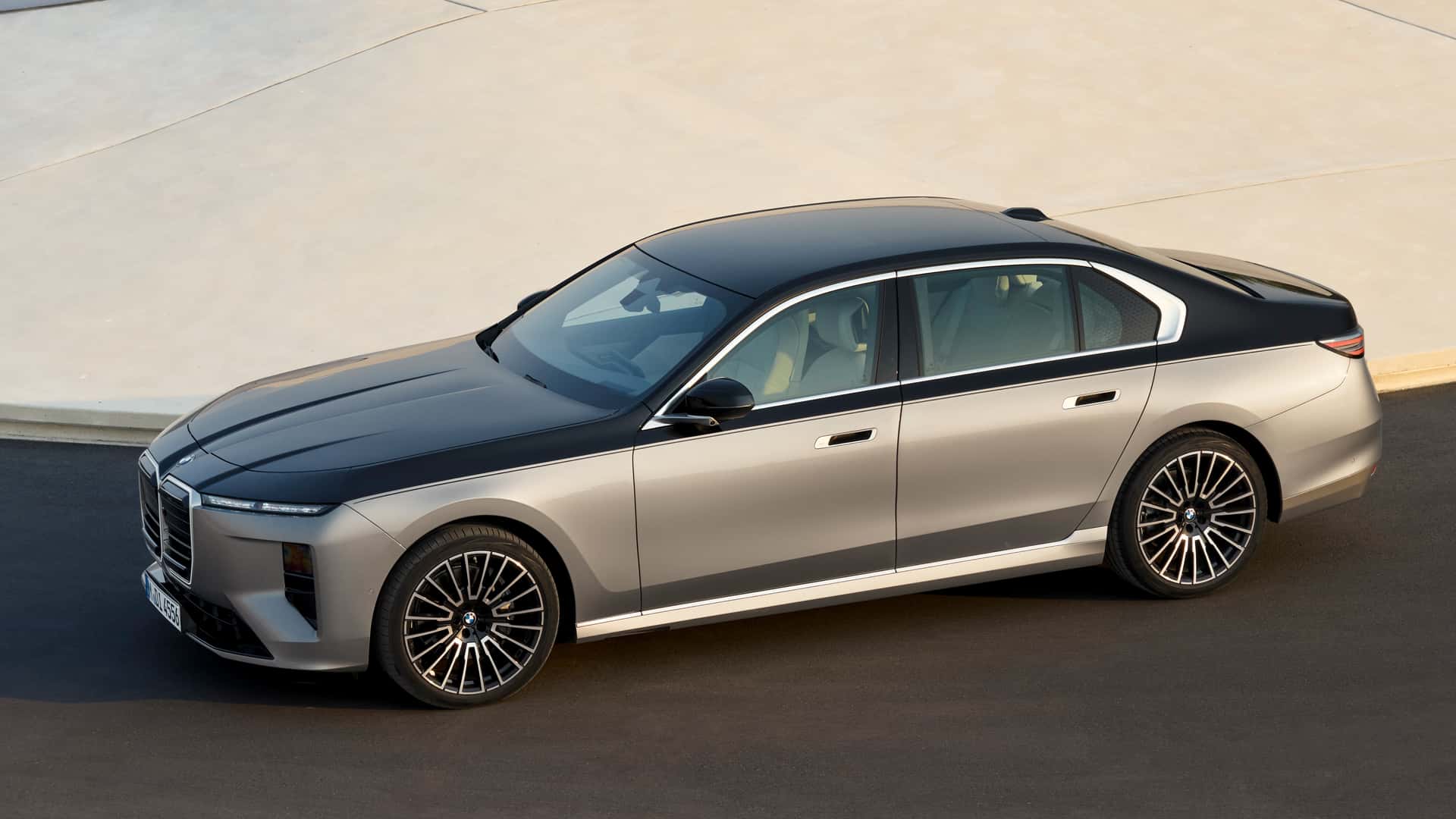 BMW 7 Series 2027 chạy điện đi được hơn 560 km sau một lần sạc- Ảnh 1.