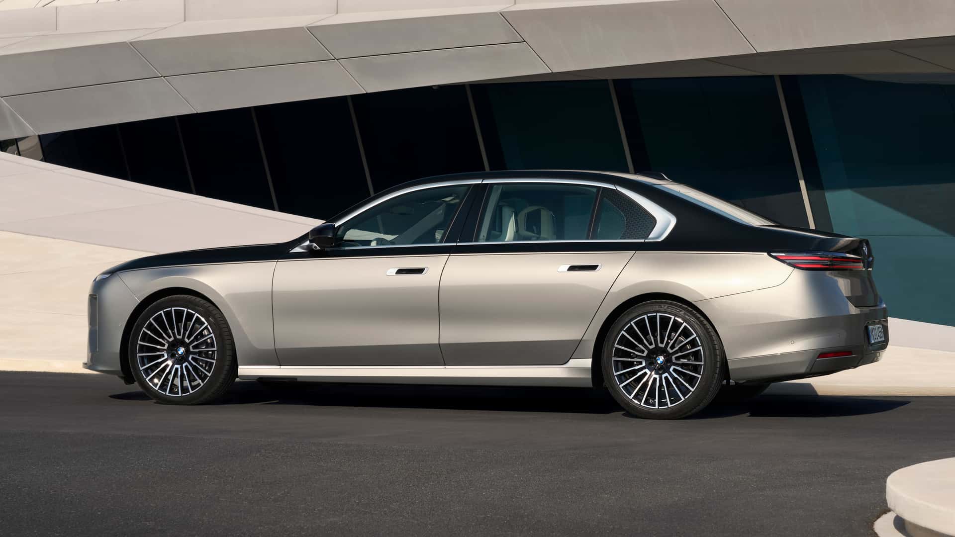 BMW 7 Series 2027 chạy điện đi được hơn 560 km sau một lần sạc- Ảnh 9.