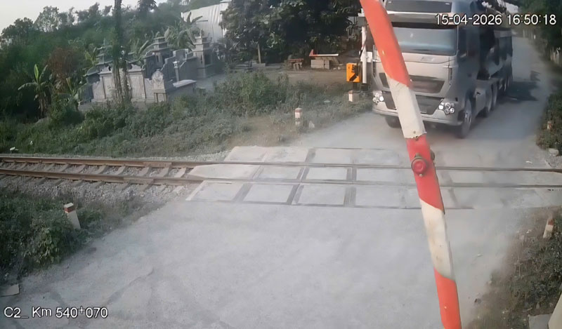 &Ocirc; t&ocirc; đầu k&eacute;o cố t&igrave;nh vượt đường ngang cảnh b&aacute;o tự động c&oacute; cần chắn tự động.