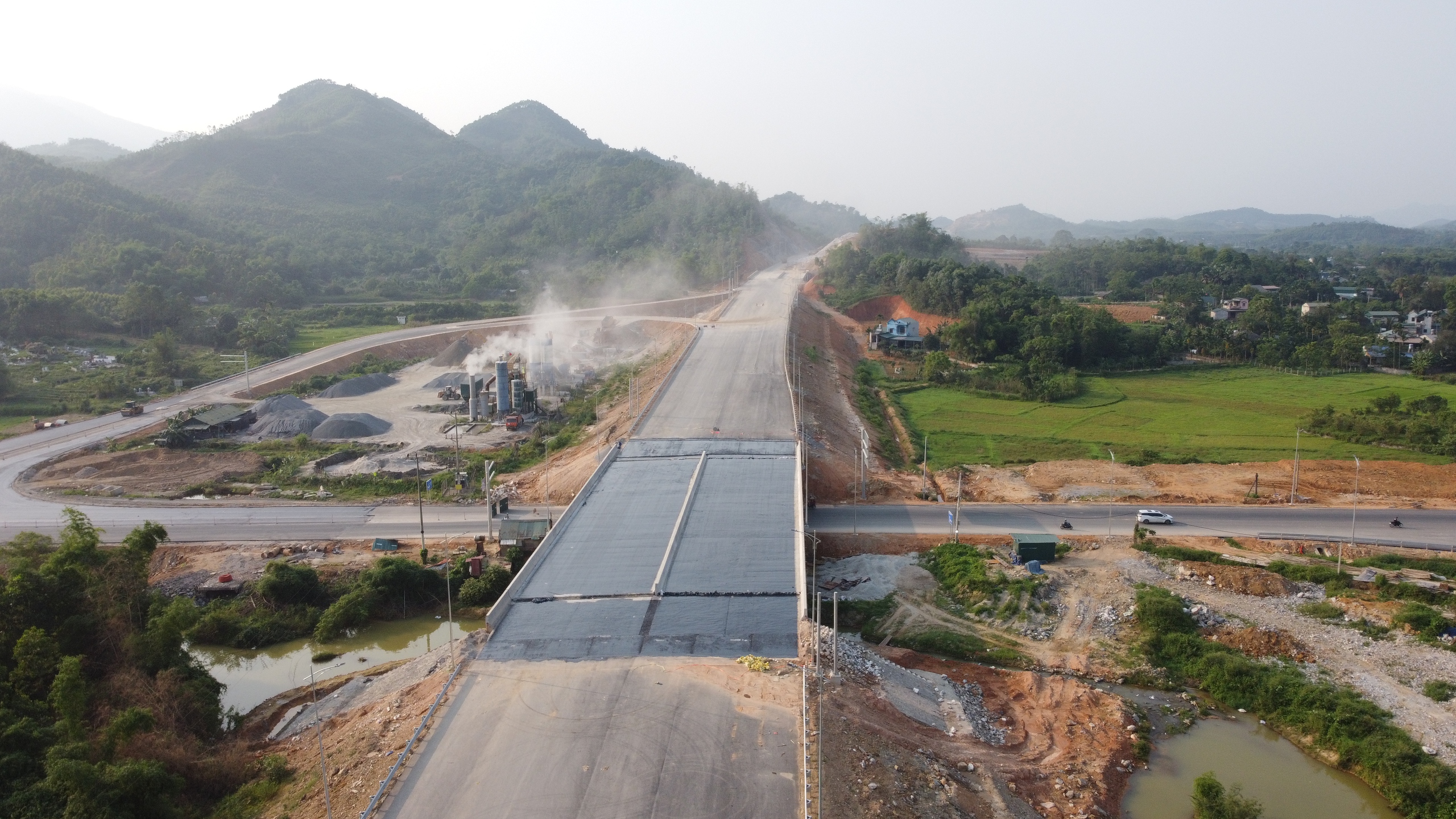 Cao tốc Tuy&ecirc;n Quang - H&agrave; Giang thi c&ocirc;ng &ldquo;3 ca, 4 k&iacute;p&rdquo;, tăng tốc về đ&iacute;ch- Ảnh 2.