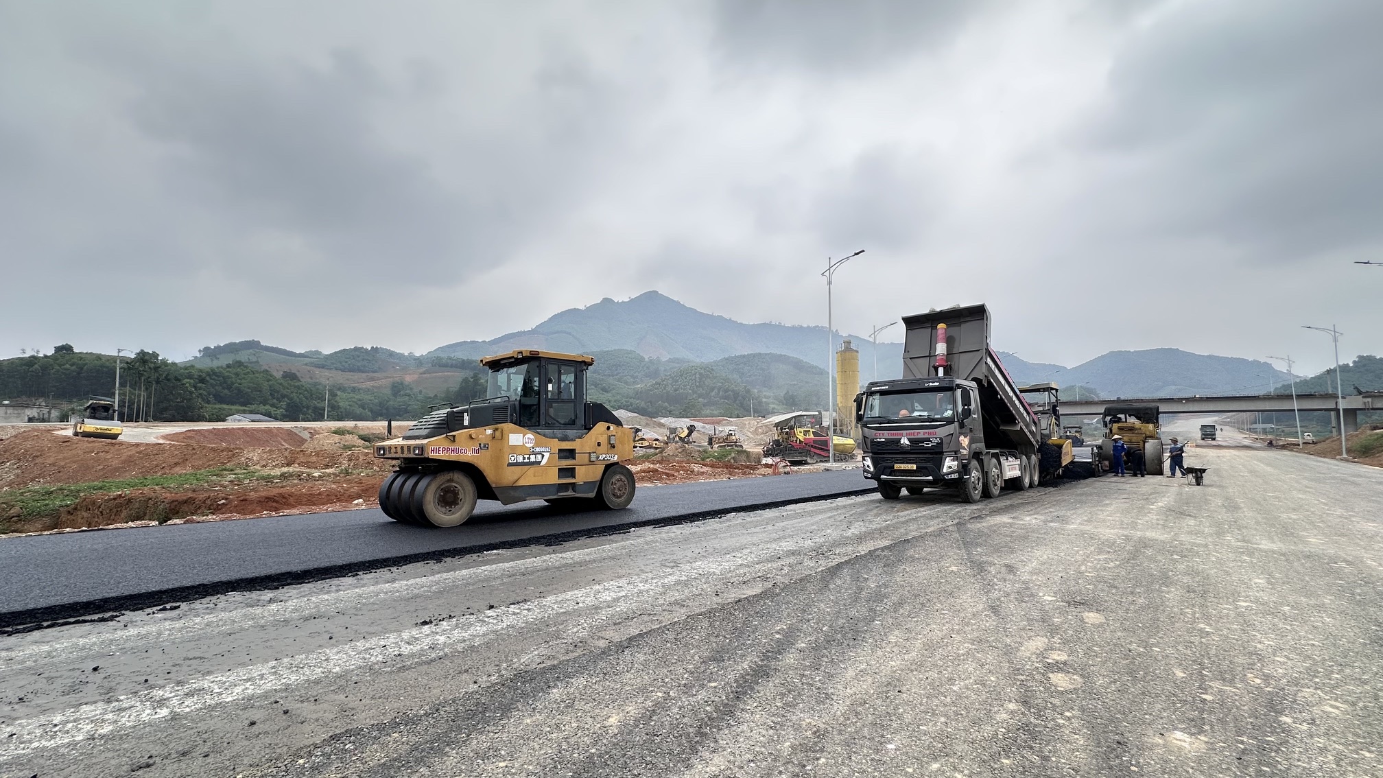 Cao tốc Tuy&ecirc;n Quang - H&agrave; Giang thi c&ocirc;ng &ldquo;3 ca, 4 k&iacute;p&rdquo;, tăng tốc về đ&iacute;ch- Ảnh 9.