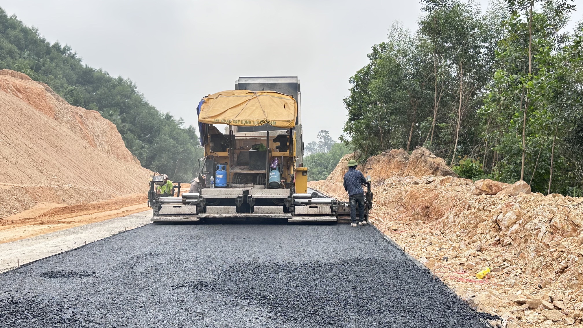 Cao tốc Tuy&ecirc;n Quang - H&agrave; Giang thi c&ocirc;ng &ldquo;3 ca, 4 k&iacute;p&rdquo;, tăng tốc về đ&iacute;ch- Ảnh 10.