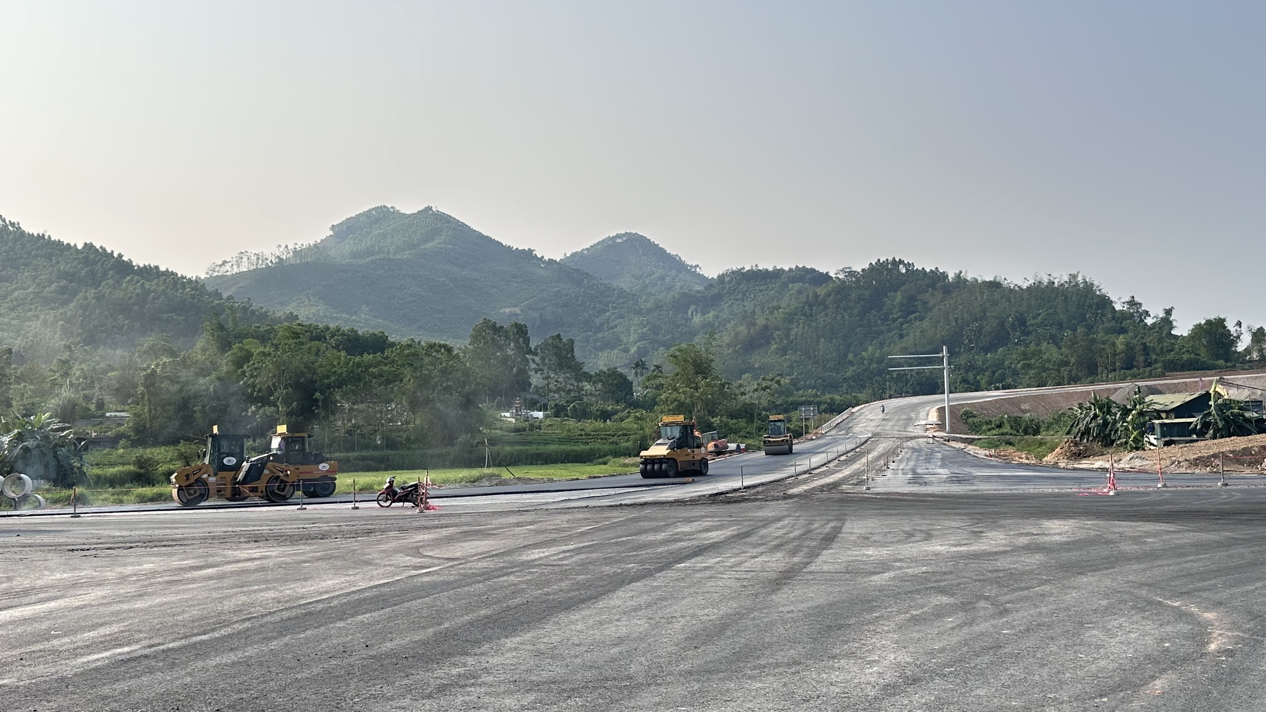 Cao tốc Tuy&ecirc;n Quang - H&agrave; Giang thi c&ocirc;ng &ldquo;3 ca, 4 k&iacute;p&rdquo;, tăng tốc về đ&iacute;ch- Ảnh 4.