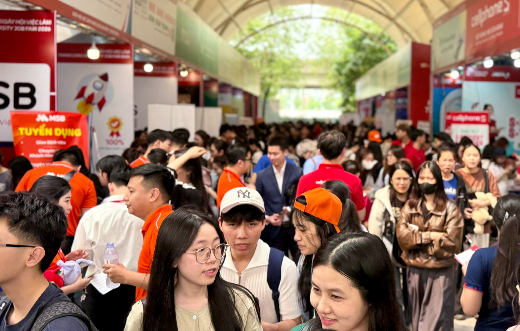 Ngày hội việc làm Đại học Thăng Long thu hút gần 5.000 sinh viên- Ảnh 2. Ngày hội việc làm Đại học Thăng Long thu hút gần 5.000 sinh viên- Ảnh 2.