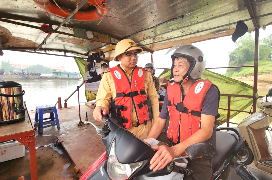 Ph&uacute; Thọ: Tăng cường kiểm tra an to&agrave;n giao th&ocirc;ng đường thủy tại c&aacute;c bến ph&agrave;- Ảnh 1.