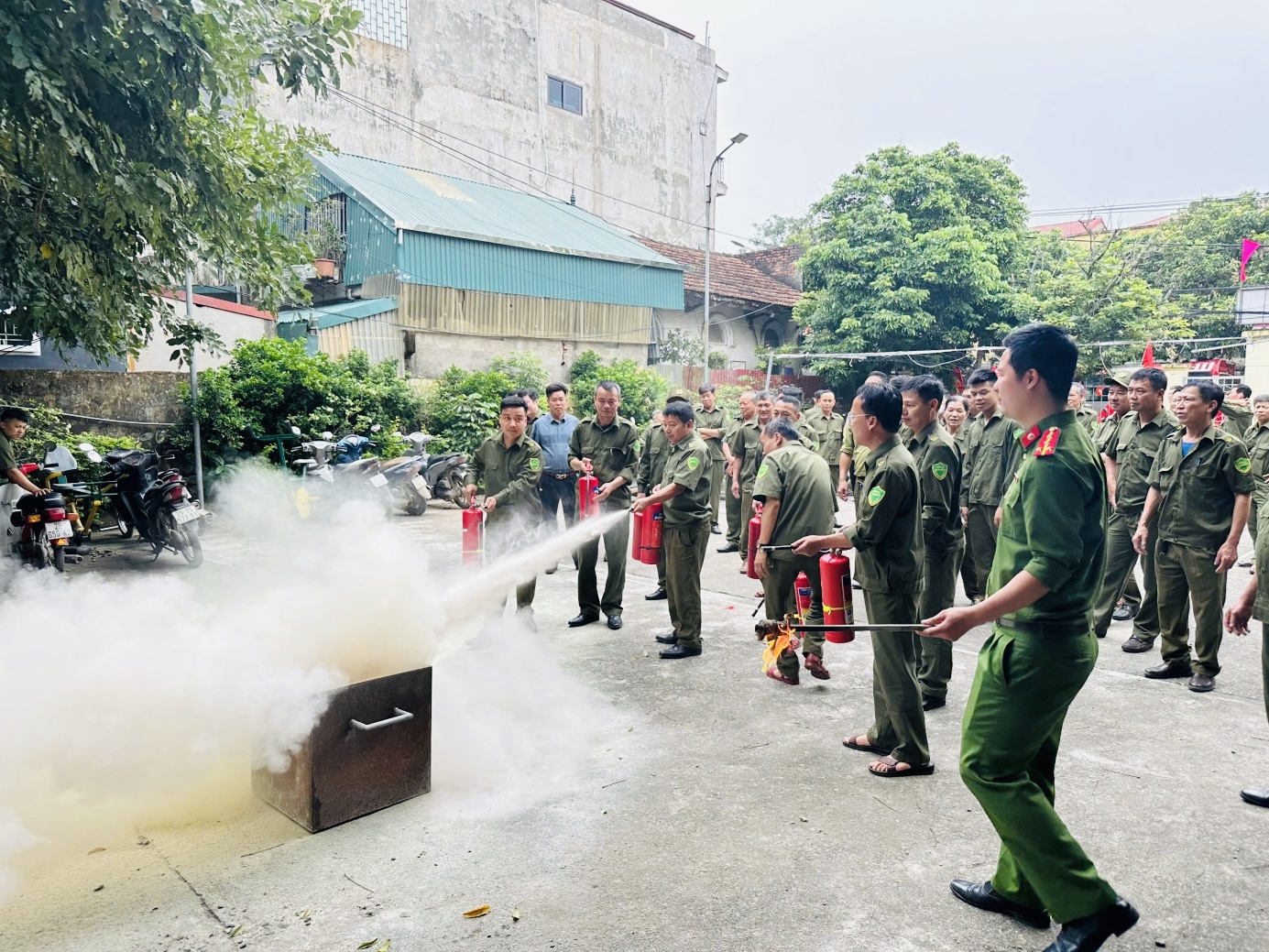 Định kỳ diễn tập phương &aacute;n xử l&yacute; ch&aacute;y, nổ tại khu d&acirc;n cư để giảm thiểu rủi ro- Ảnh 1.
