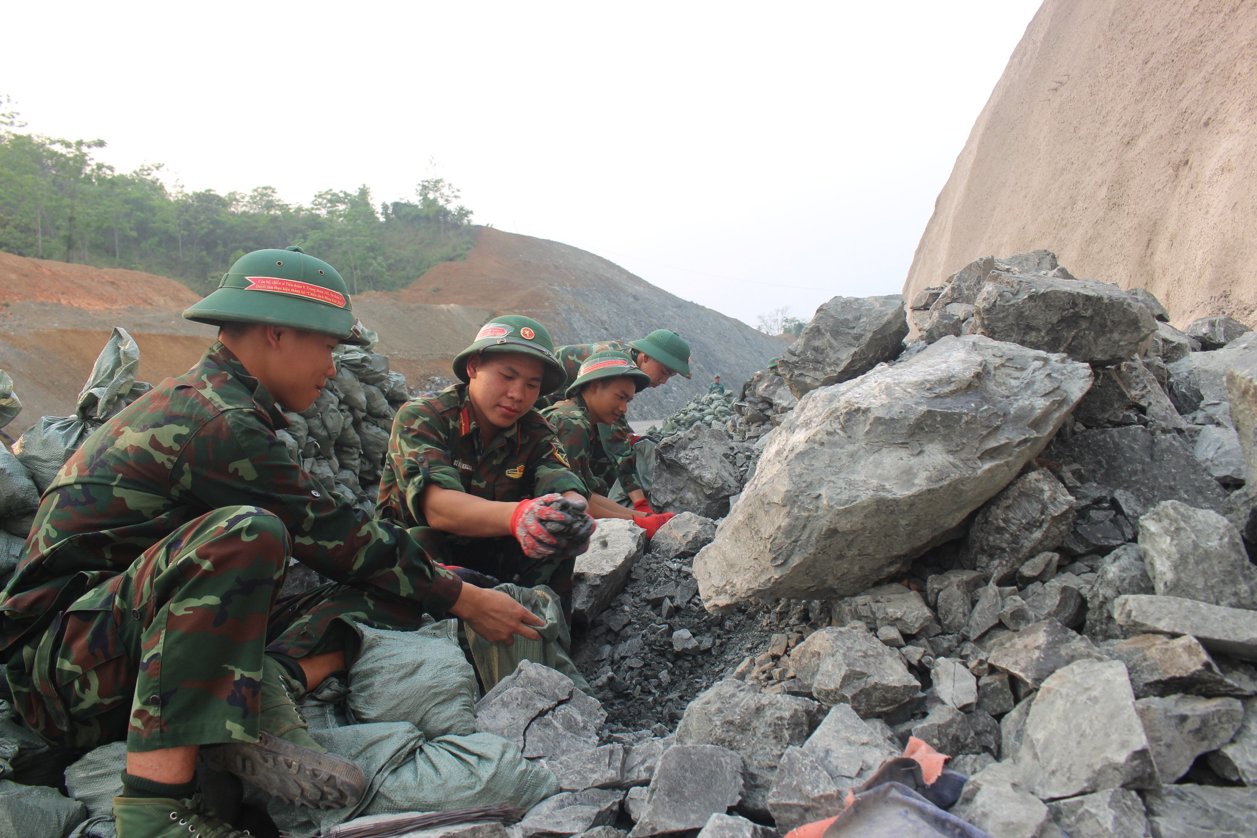 Cận cảnh Chiến dịch Đ&ocirc;ng Kh&ecirc;, gi&uacute;p đường cao tốc Đồng Đăng &ndash; Tr&agrave; Lĩnh về đ&iacute;ch- Ảnh 4.