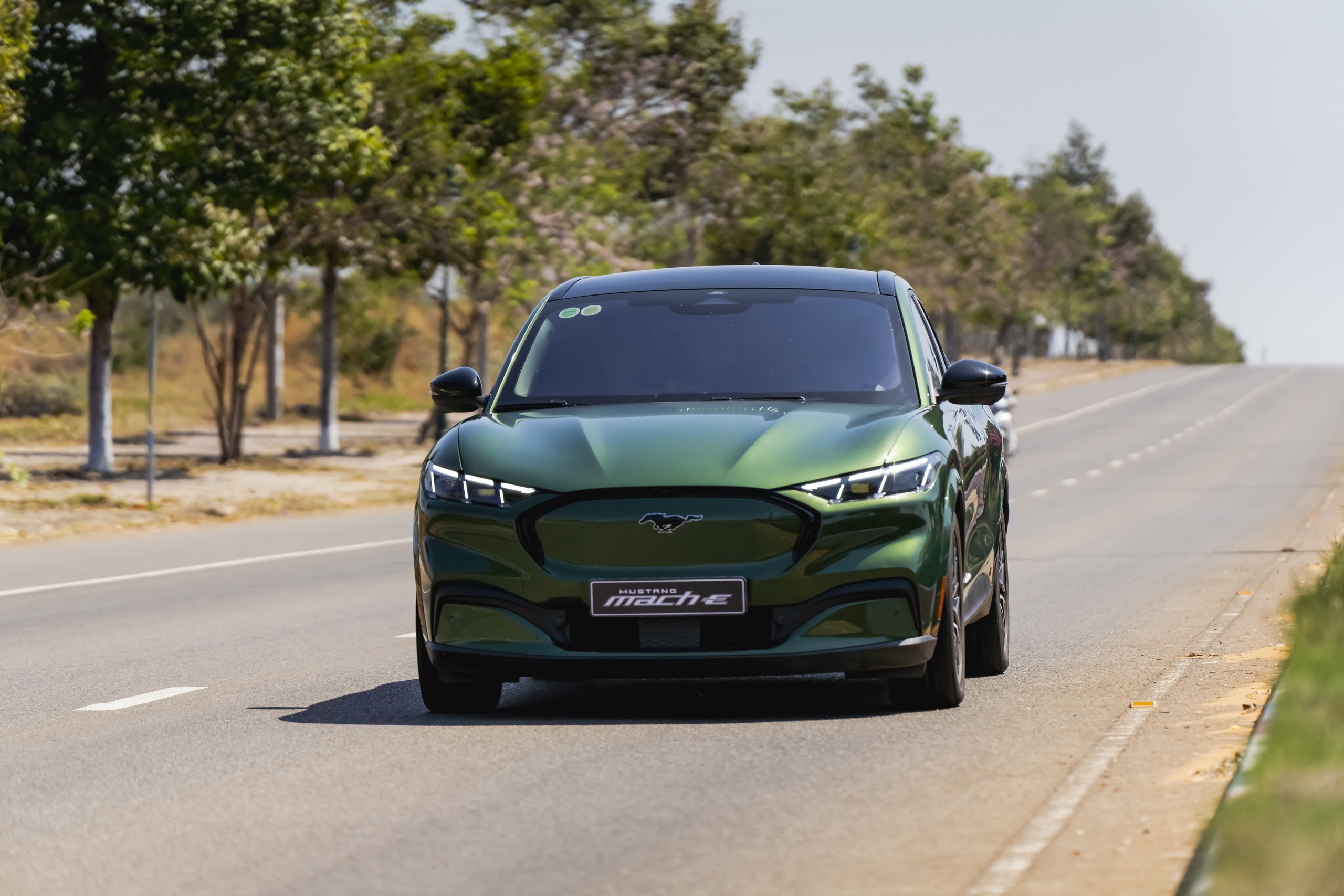 Xe điện Ford Mustang Mach-E giảm giá tới 900 triệu đồng- Ảnh 1.