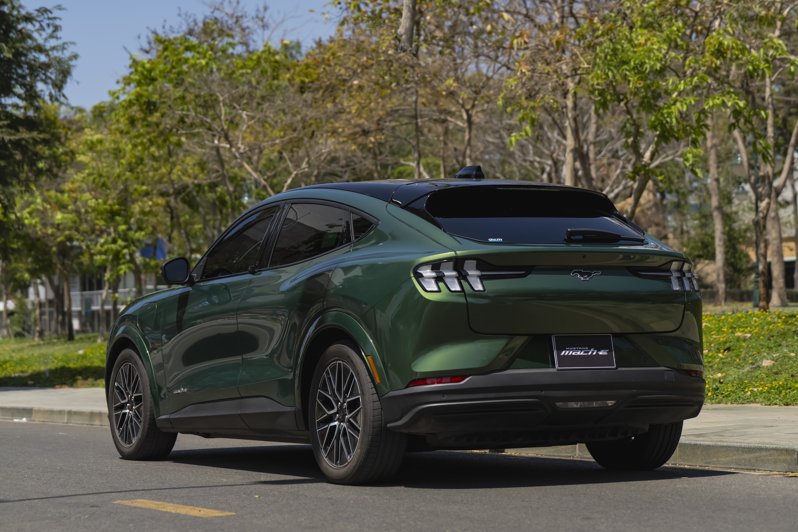 Xe điện Ford Mustang Mach-E giảm giá tới 900 triệu đồng- Ảnh 4.