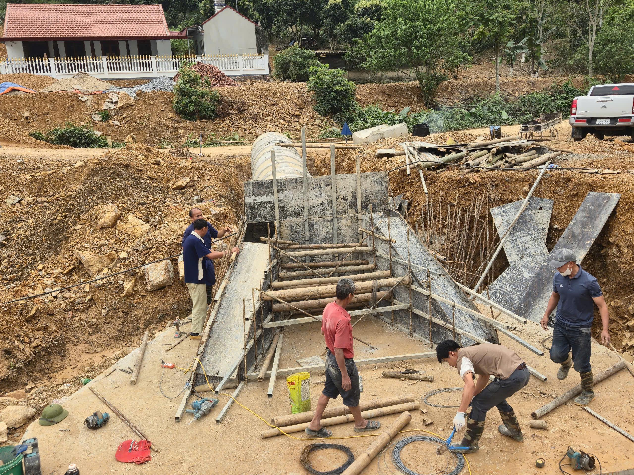 Giữ nhịp thi c&ocirc;ng giữa &ldquo;b&atilde;o gi&aacute;&rdquo; nhi&ecirc;n liệu ở c&aacute;c c&ocirc;ng tr&igrave;nh giao th&ocirc;ng Th&aacute;i Nguy&ecirc;n- Ảnh 6.