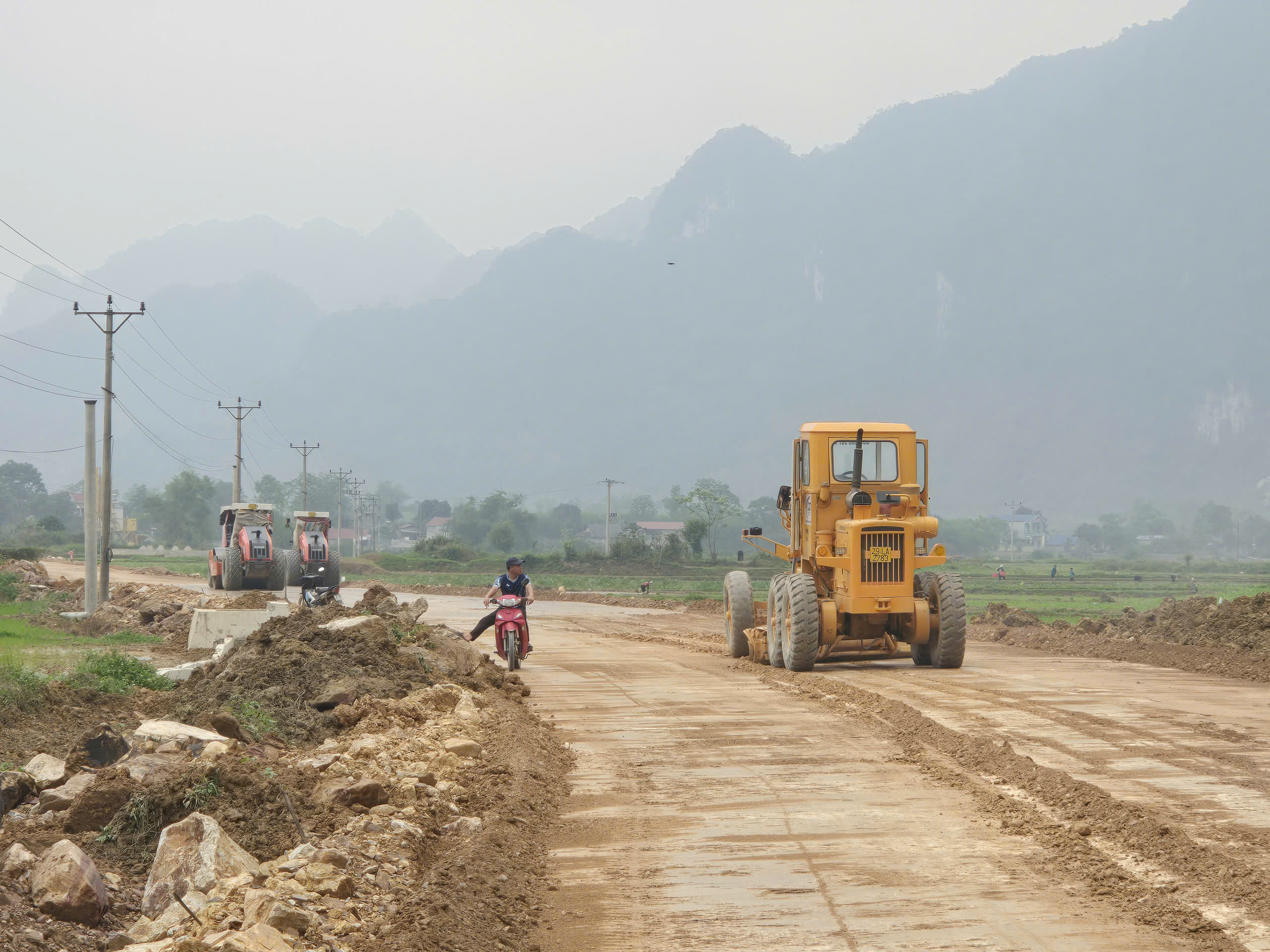 Giữ nhịp thi c&ocirc;ng giữa &ldquo;b&atilde;o gi&aacute;&rdquo; nhi&ecirc;n liệu ở c&aacute;c c&ocirc;ng tr&igrave;nh giao th&ocirc;ng Th&aacute;i Nguy&ecirc;n- Ảnh 3.