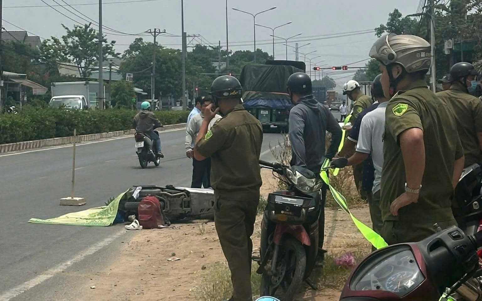 TP.HCM: Xe đầu k&eacute;o va chạm xe m&aacute;y chạy c&ugrave;ng chiều, nữ sinh tử vong thương t&acirc;m