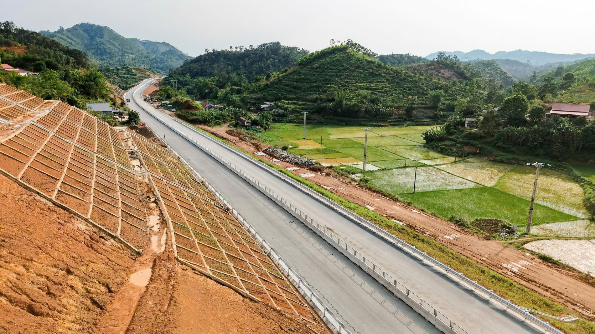 Rộn r&agrave;ng c&ocirc;ng trường cao tốc thi c&ocirc;ng xuy&ecirc;n lễ để về đ&iacute;ch sớm- Ảnh 9.