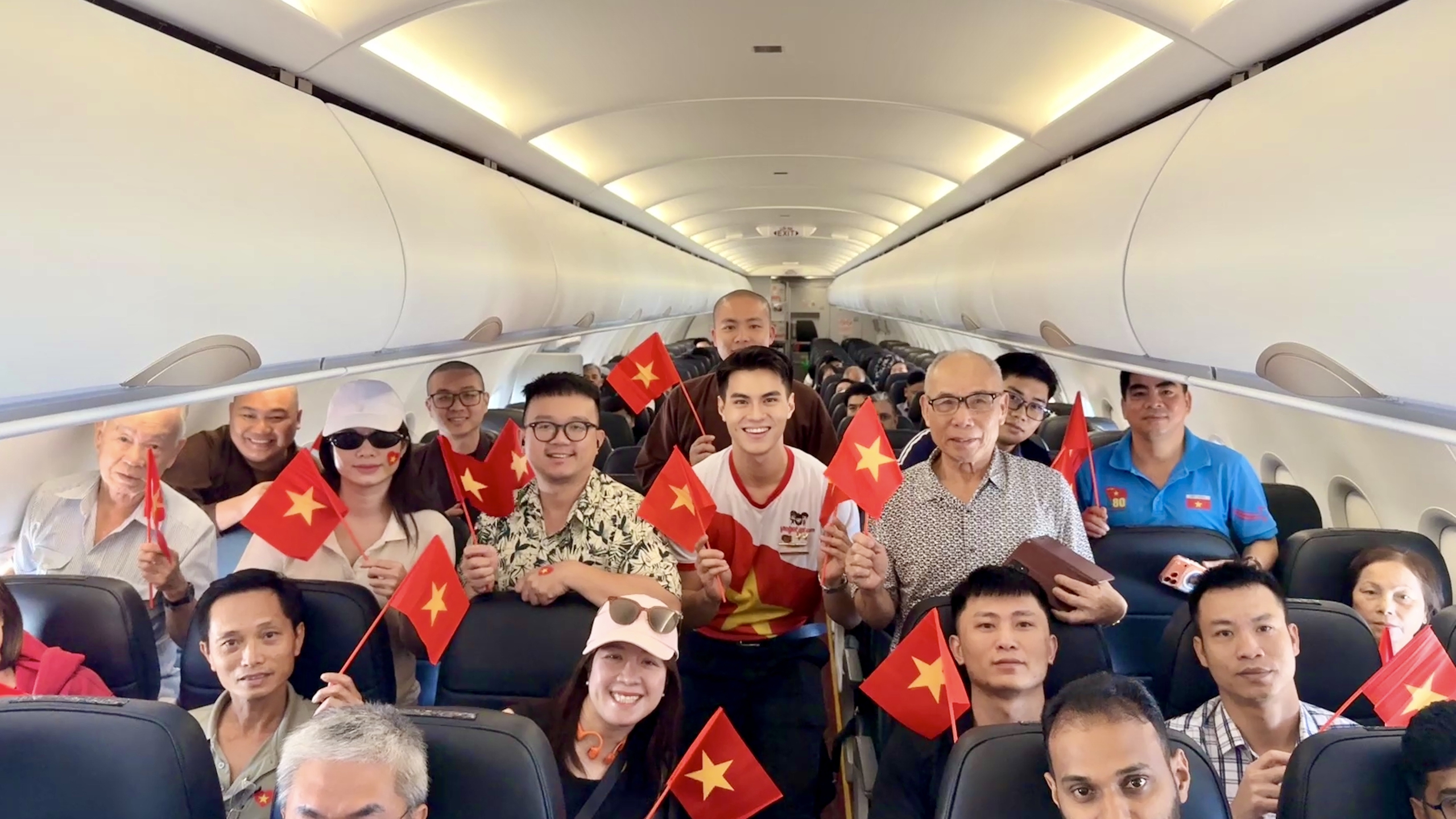 Bay giữa sắc đỏ tự h&agrave;o, Vietjet ch&agrave;o mừng đại lễ 30/4- Ảnh 1.