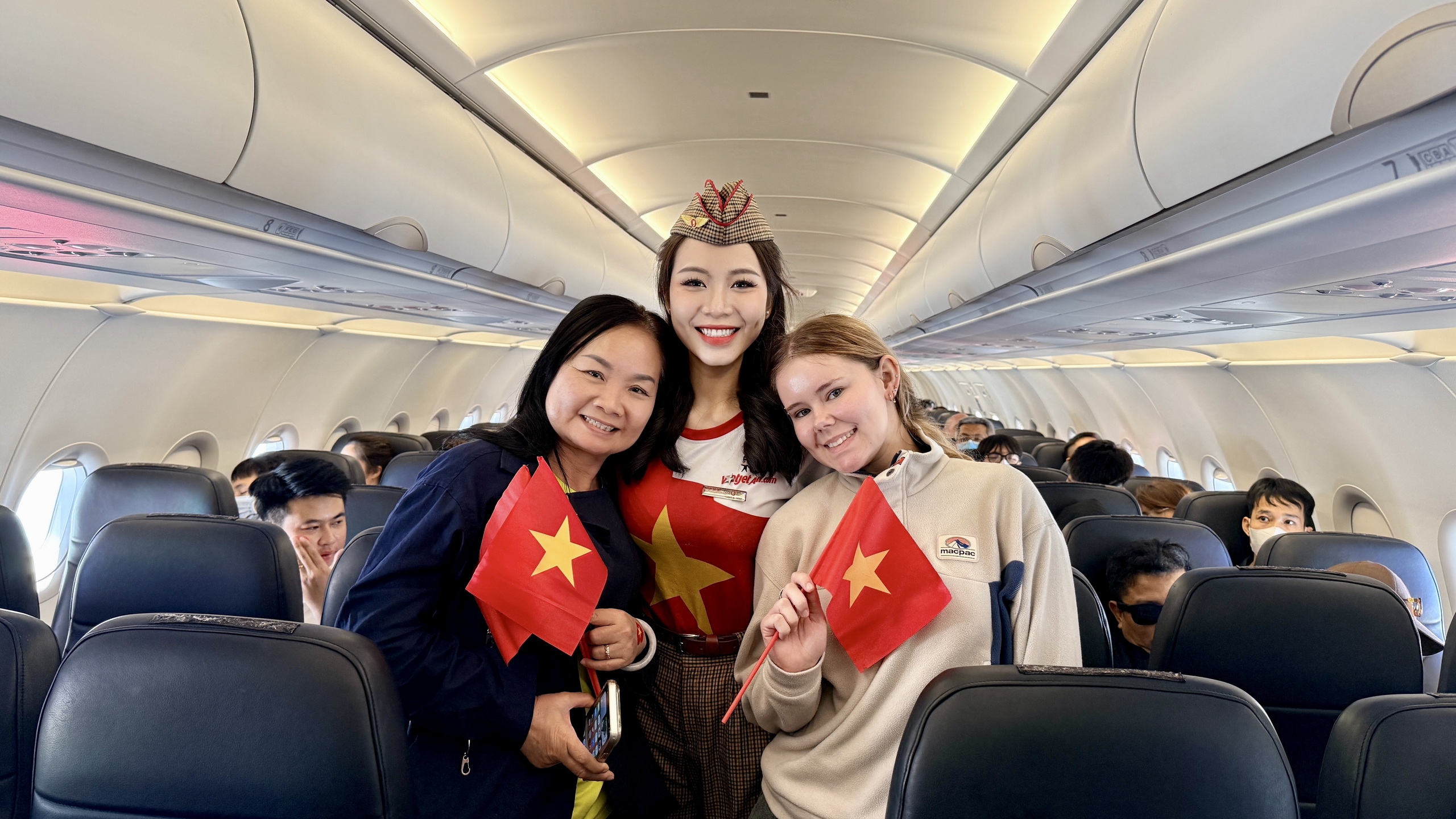 Bay giữa sắc đỏ tự h&agrave;o, Vietjet ch&agrave;o mừng đại lễ 30/4- Ảnh 9.