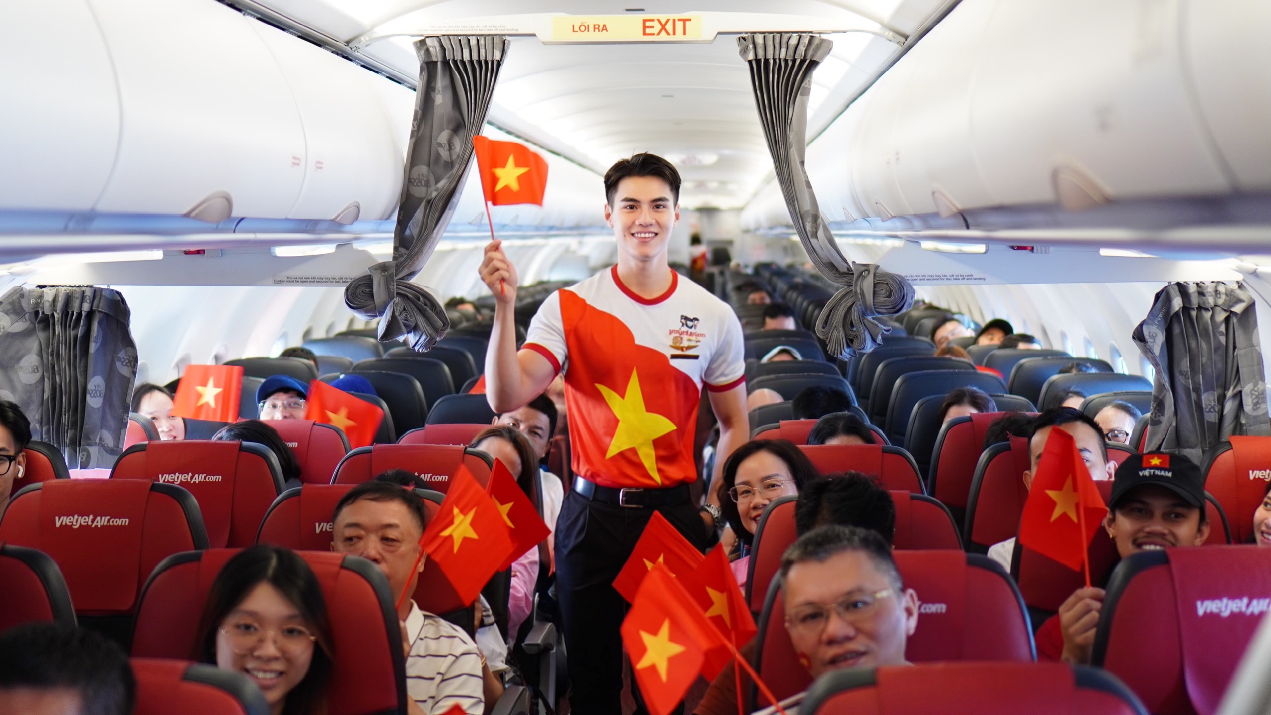 Bay giữa sắc đỏ tự h&agrave;o, Vietjet ch&agrave;o mừng đại lễ 30/4- Ảnh 11.