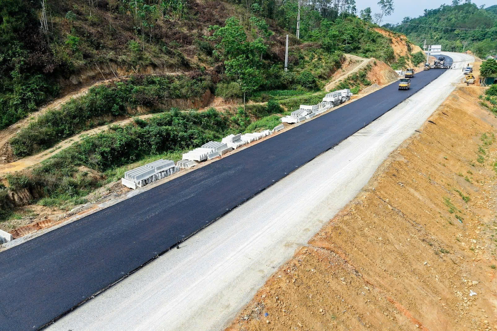 Rộn r&agrave;ng c&ocirc;ng trường cao tốc thi c&ocirc;ng xuy&ecirc;n lễ để về đ&iacute;ch sớm- Ảnh 7.