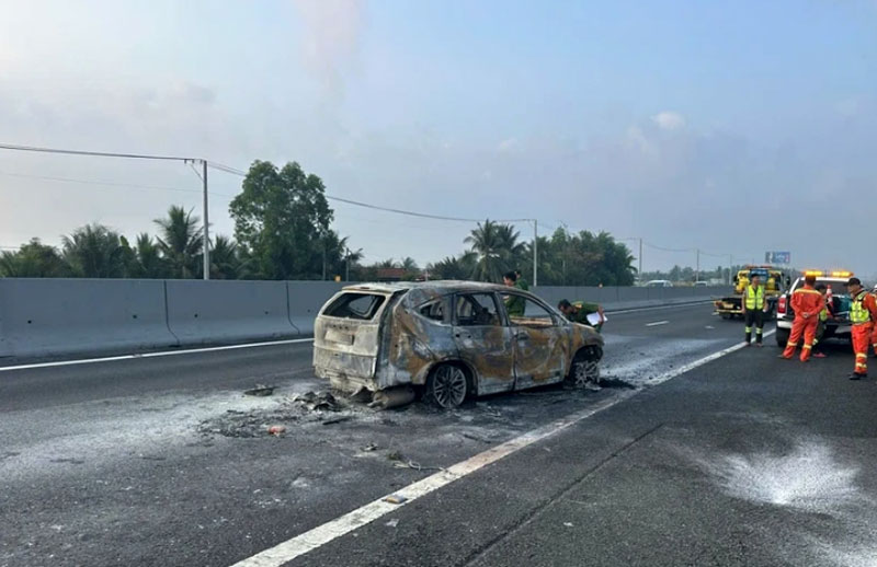 Chiếc &ocirc; t&ocirc; bốc ch&aacute;y trơ khung tr&ecirc;n cao tốc TP.HCM - Trung Lương - Ảnh: CA.